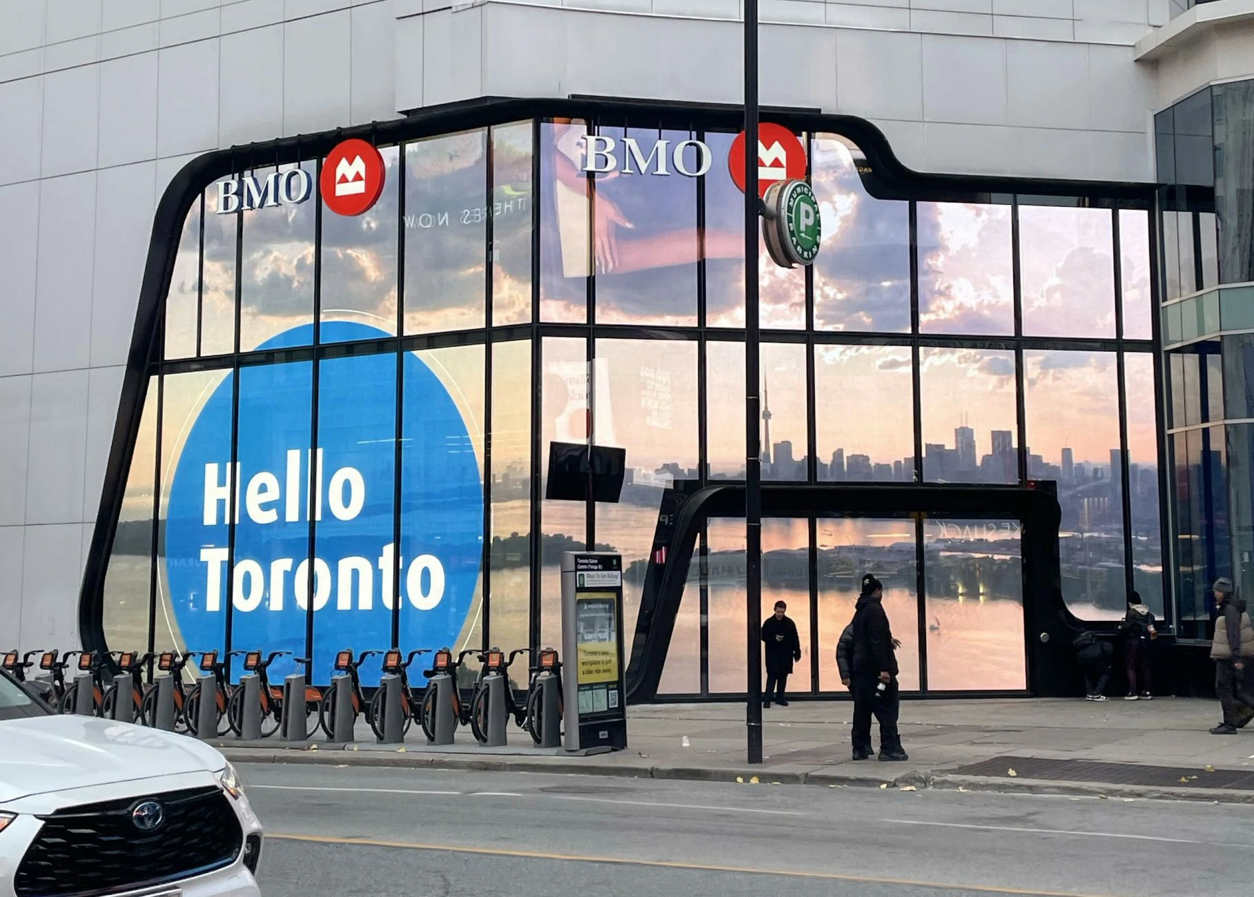 bmo toronto eaton centre holographic led display windows